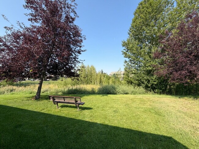 Building Photo - 825 Forest Glen #E
