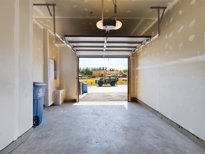 Building Photo - 43801 Middleway Ter