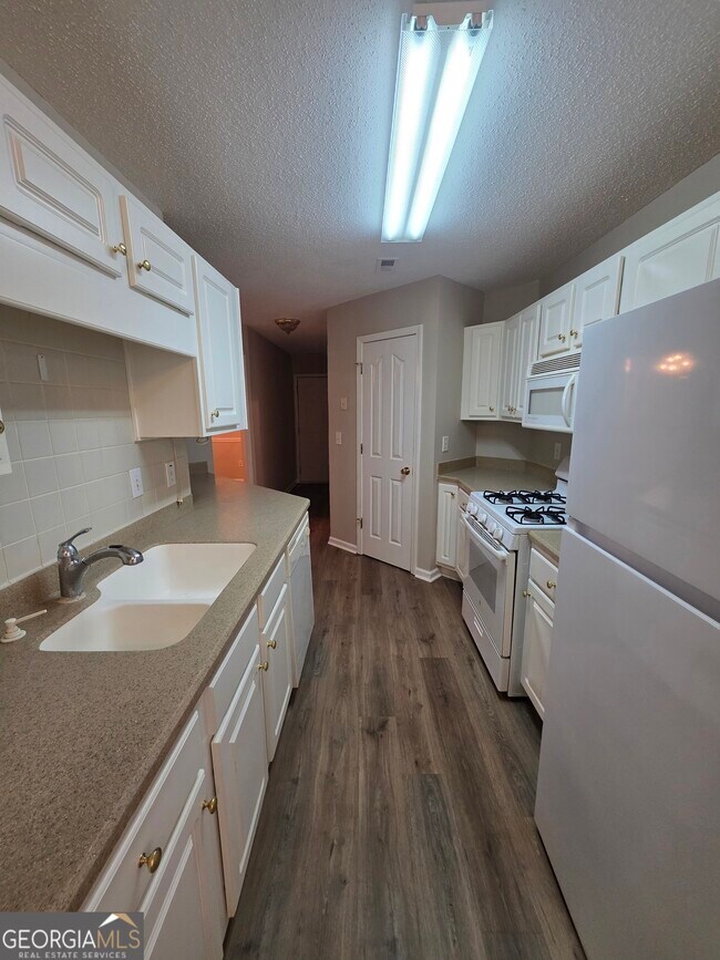 Building Photo - 120 Cloverwood Dr