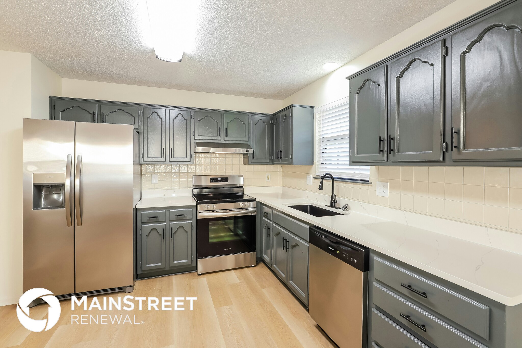 Building Photo - 404 SE Bristol Dr