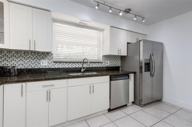 Building Photo - 906 N 13th Ave