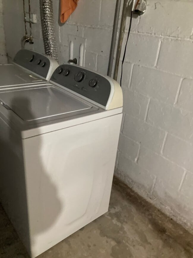 Building Photo - Move in bonus! Charming two story 2 bedroom home