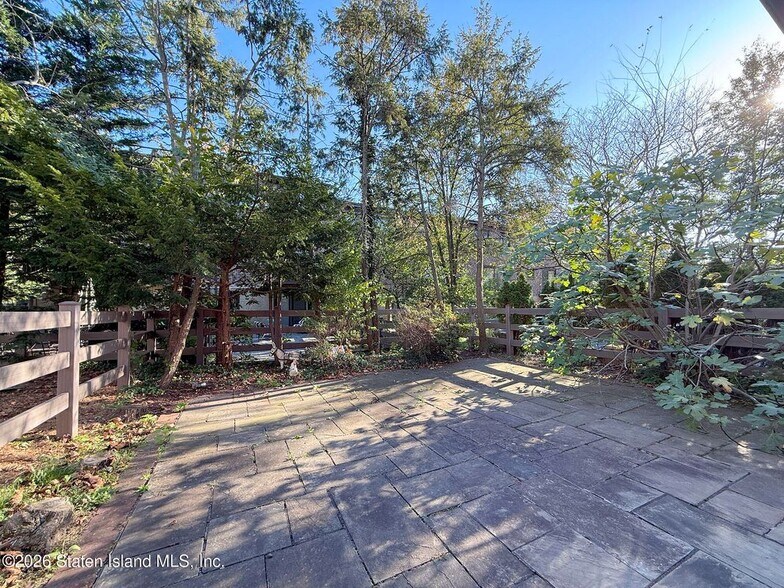 Building Photo - 64 Claradon Ln