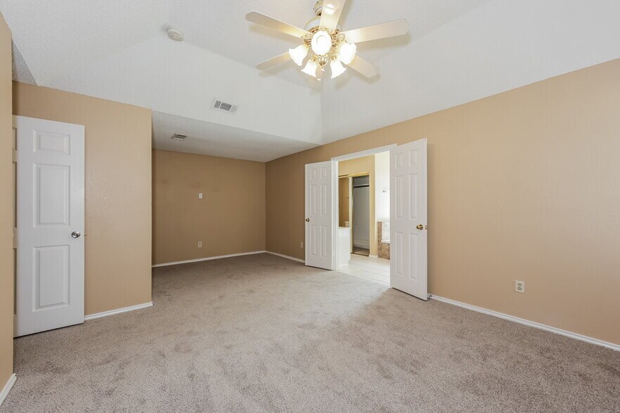Building Photo - 544 De Soto Dr