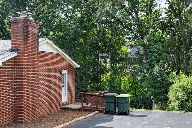 Building Photo - Move-in Ready One Level Home Walkable to C...