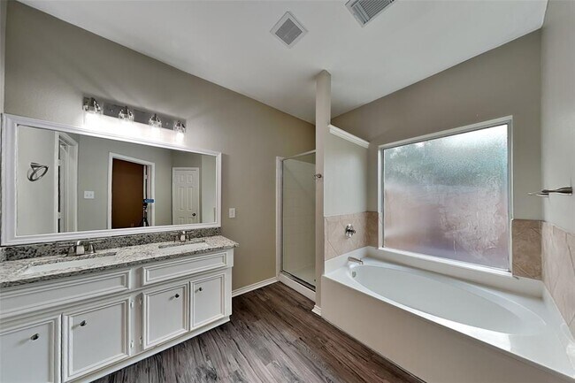 Building Photo - 26953 Kings Crescent Dr