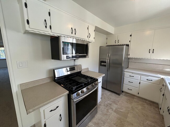 Building Photo - Lovely house for rent: 4 bed 1.75 bath in ...