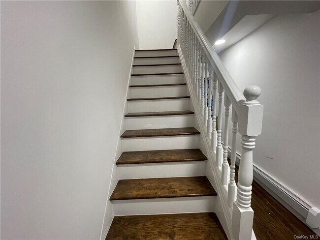 Building Photo - 3026 Kingsbridge Terrace