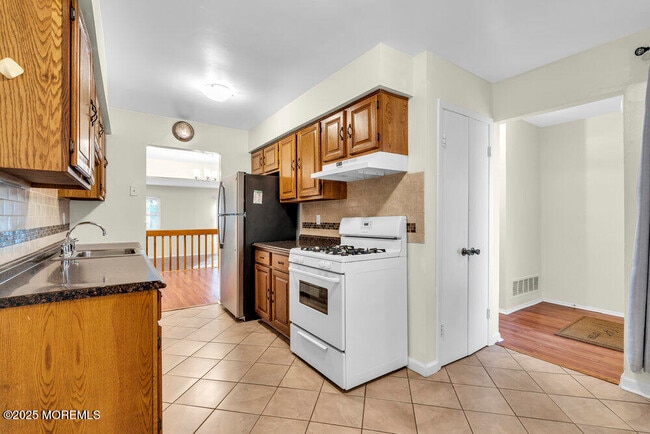 Building Photo - 438 Oak Knoll Dr