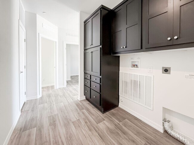 Building Photo - ~ AVAILABLE NOW ~ DUPLEX (LEFT)
