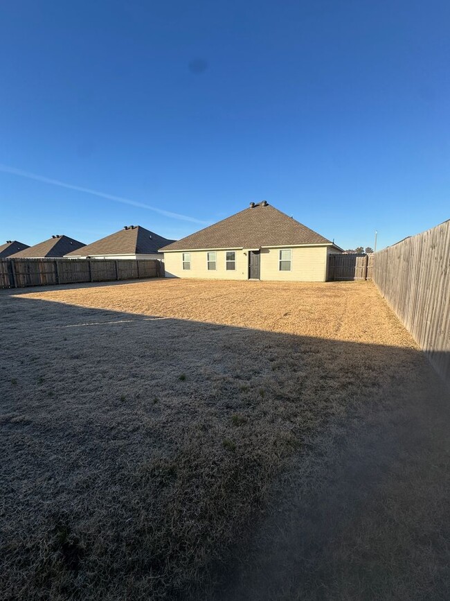 Building Photo - 4 bed / 2 bath Ready for move in.