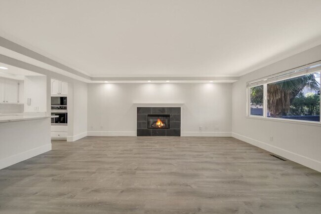 Building Photo - Wonderful Home with a Boat Slip and a Comm...