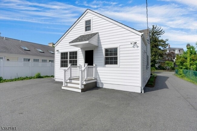 Building Photo - 25 Maple Ave