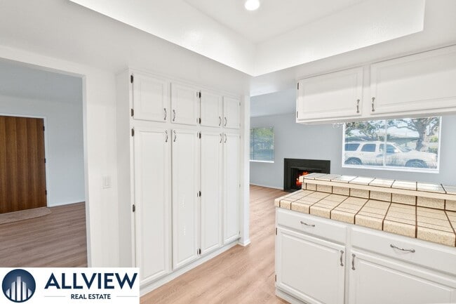 Building Photo - Gorgeous, updated 3 bed, 2 bath home in th...