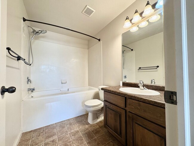 Building Photo - Modern 2 Bed Townhome | Garage, Views & Easy I-15 Access!