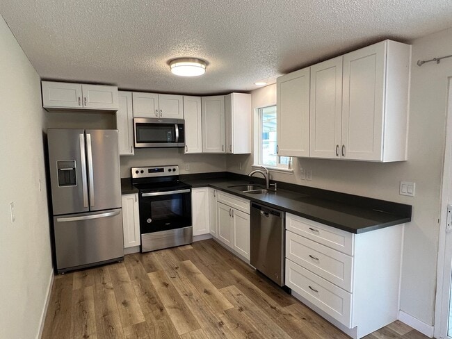 Building Photo - Recently Renovated Spacious Rambler with M...