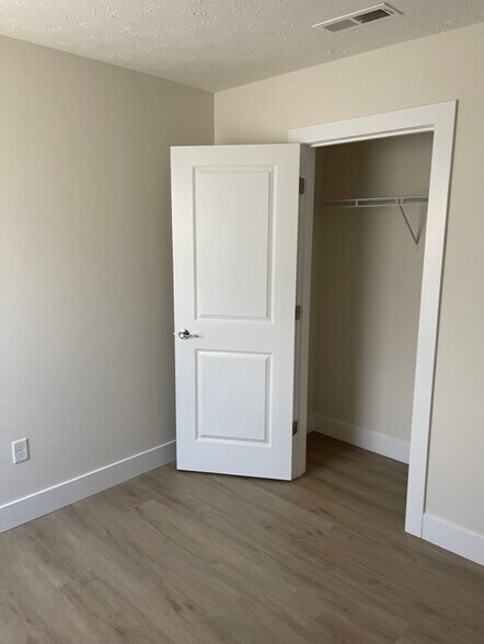Building Photo - 4231 Otter Creek Dr