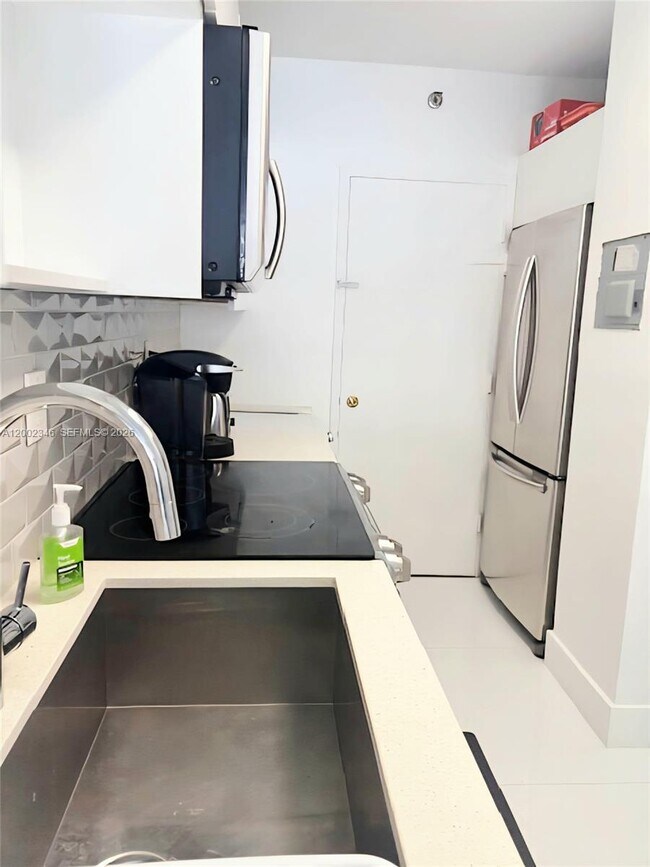 Building Photo - 100 Lincoln Rd