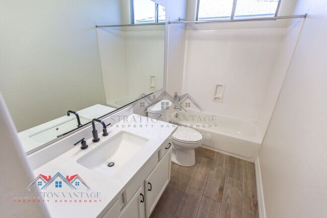 Building Photo - 661 E Julian Dr