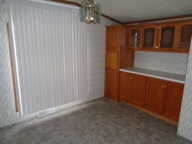 Building Photo - Nice, large, mobile home on outskirts of T...