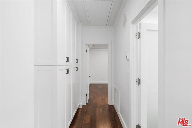 Building Photo - 645 N Sierra Bonita Ave