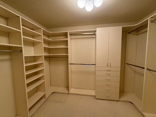 Building Photo - Wonderful 3 bedroom, 2 bath single level home in desirable Orinda Woods community-now available f...