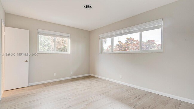 Building Photo - 1001 SW 12th Ct