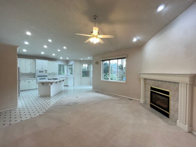 Building Photo - Clackamas Ranch 3 bedroom 2 bathroom - W/D...