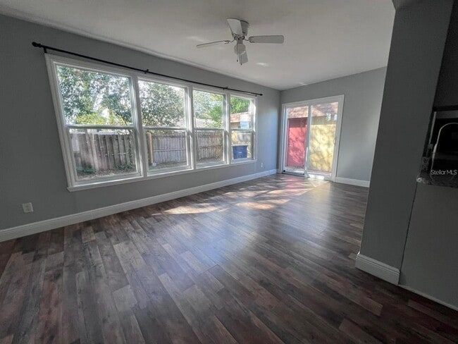 Building Photo - 2072 Los Lomas Dr