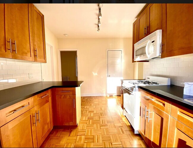 Building Photo - 531 E 78th St