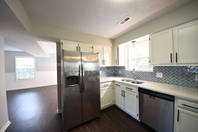 Building Photo - 1549 River Creek Crescent