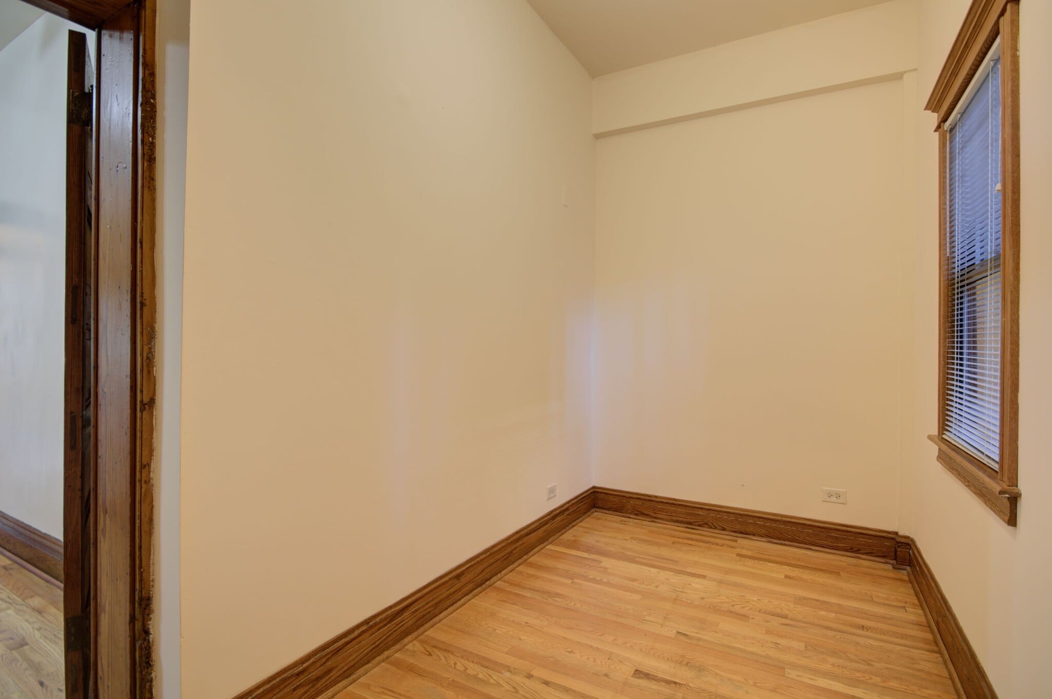 Building Photo - 638 W Drummond Pl