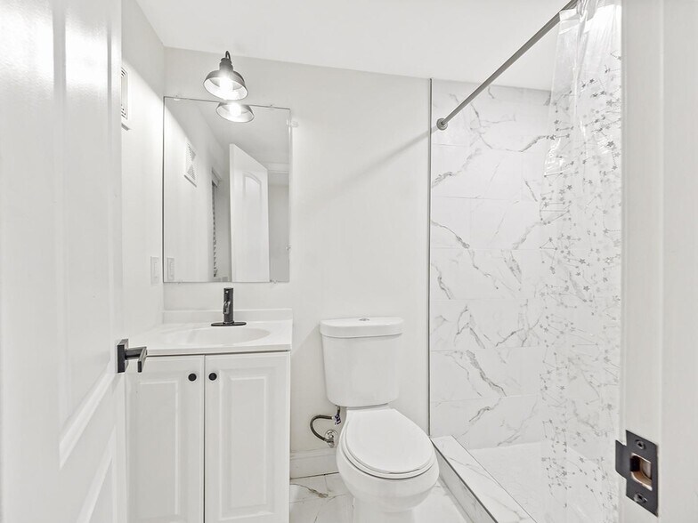 Building Photo - Modern update Petworth rowhouse near Fort ...