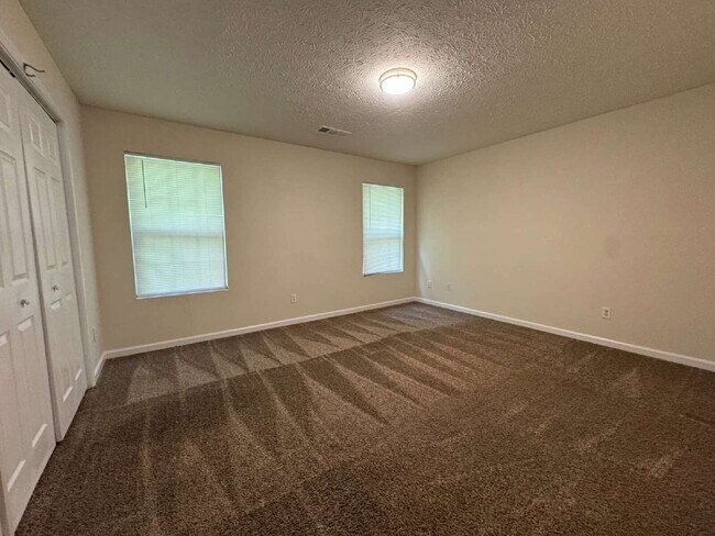 Building Photo - Spacious duplex available in Flowery Branch