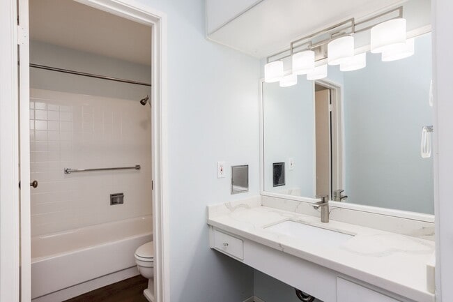 Building Photo - 1 Bed / 1 Bath pet friendly condo with parking in beautiful San Mateo. YouTube Tour!