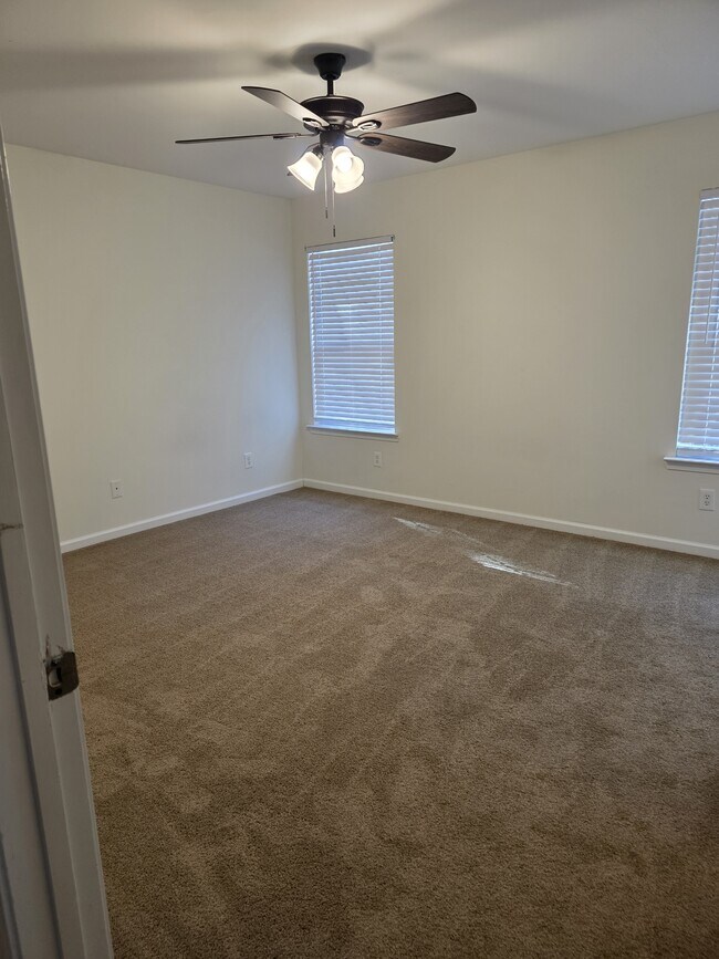 Building Photo - 103 Five Oaks Ct