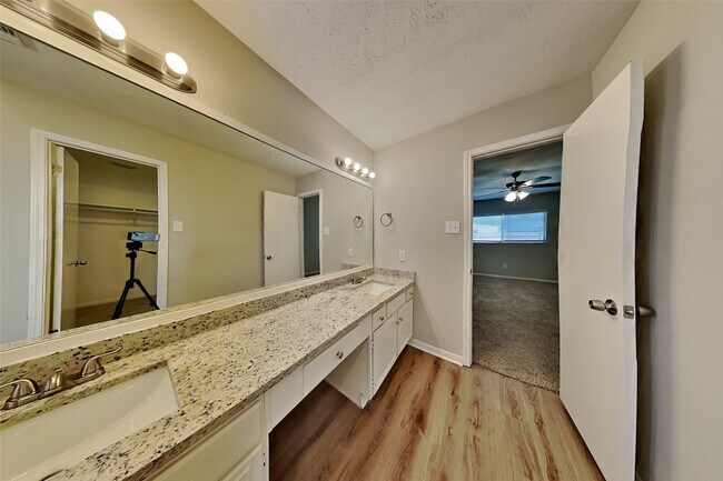 Building Photo - 4935 Pecan Grove Dr