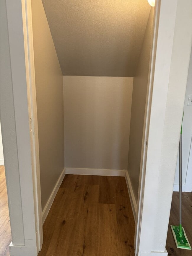 Building Photo - HARD TO FIND 4 BEDROOM