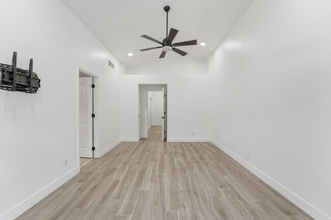 Building Photo - Modern & Spacious 3 Bed 2 Bath Home in Nor...