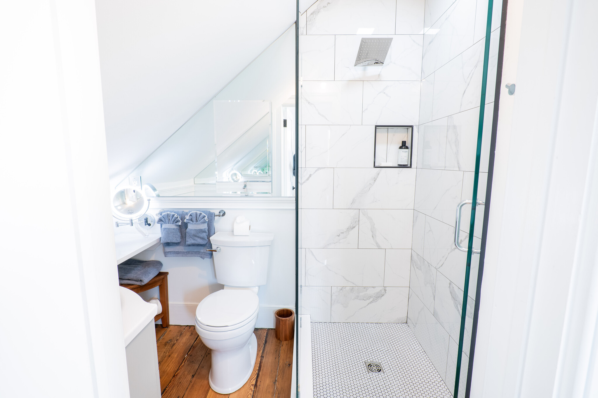 Full bath with make-up vanity. - 208 Ashley Ave