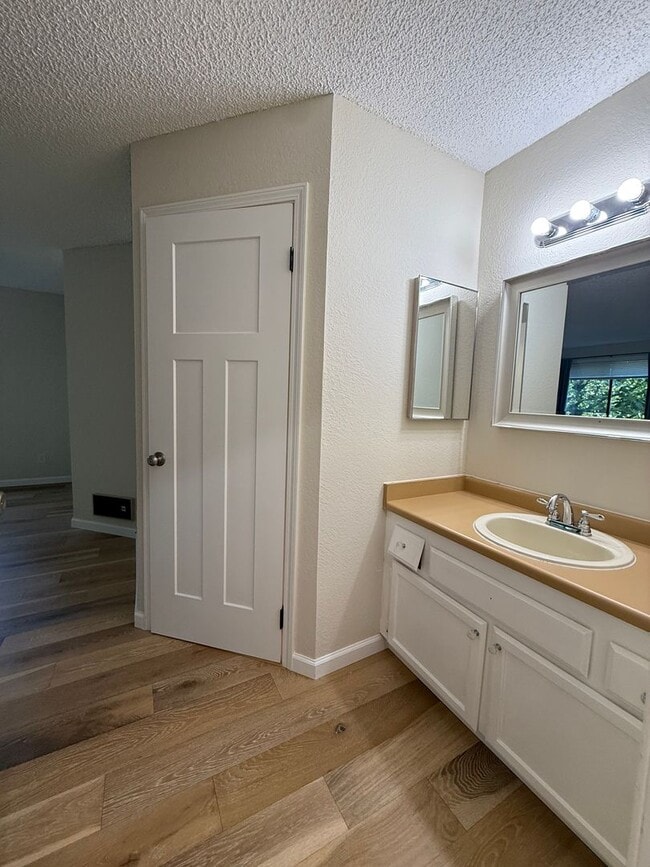 Building Photo - Well Maintained 2BD/2BTH Lynnwood Condo for Lease in Gated Community!
