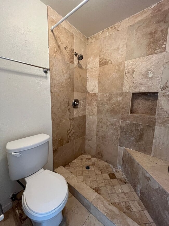 Building Photo - 4BR/2.5BA Two Story Condo Available