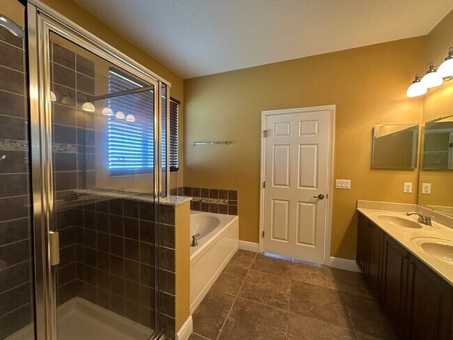 Building Photo - 2412 Country Pond Ct