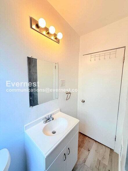 Building Photo - 15812 Kentucky St