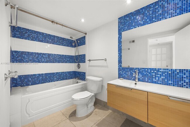 Building Photo - 900 Bay Dr