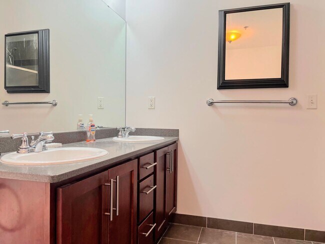 Building Photo - Beautiful 2 Bed/2 Bath Condo for Rent in D...
