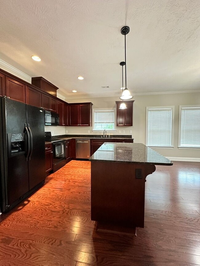 Building Photo - 3 bed/2 bath home with 1-car garage for re...