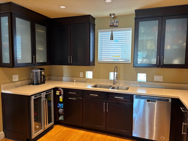 Building Photo - 4950 Bayshore Blvd