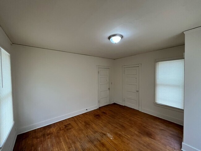 Building Photo - &#39;057