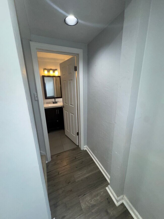 Building Photo - Spacious Private Oasis - 3 Bedroom 2 Bathr...